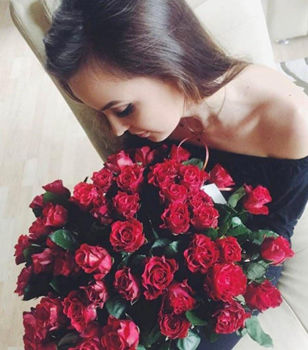 брюнетка с цветами