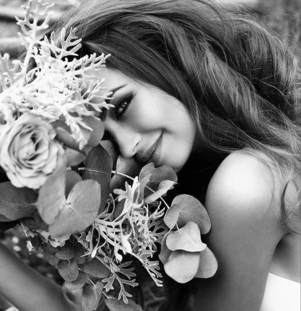 красивая женщина с цветами