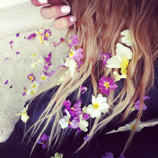 девушка с цветам