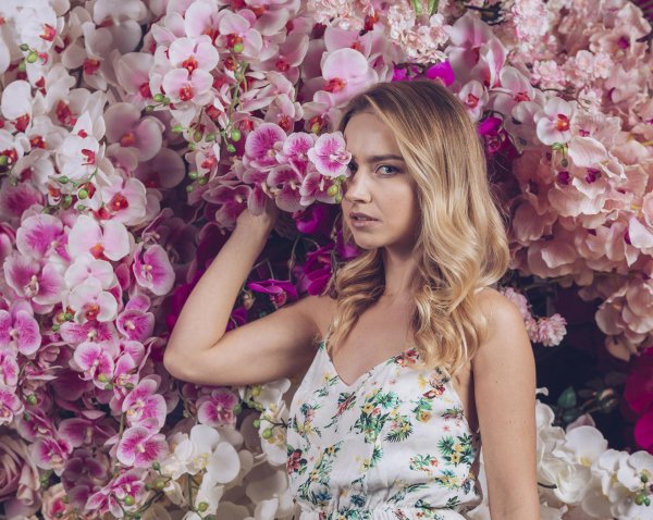 девушка и цветы