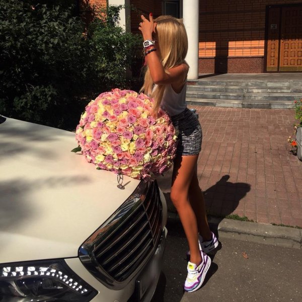 блондинка с букетом
