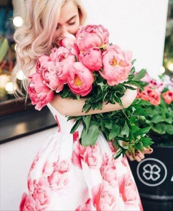 женщина с пионами