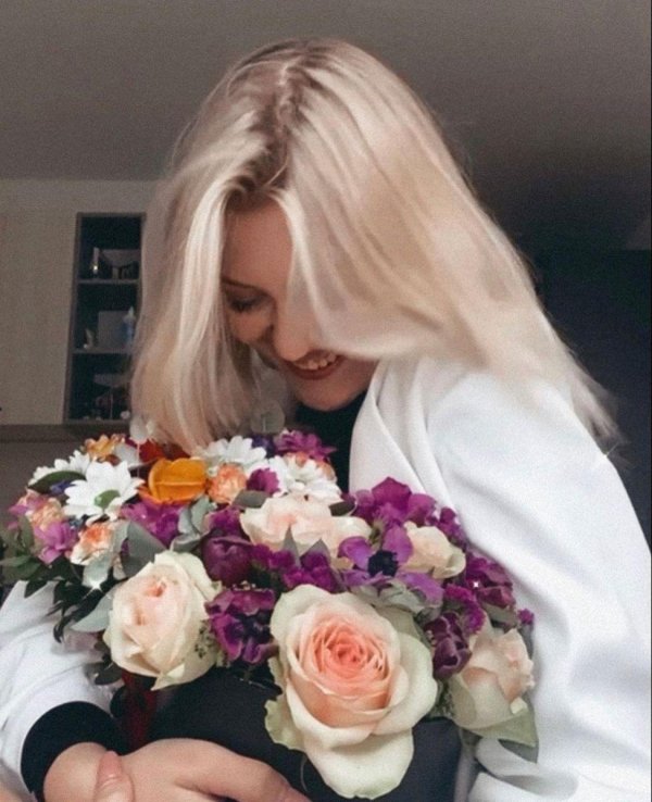 блондинка с розами