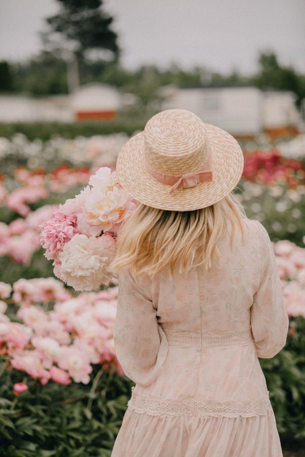 блондинка со спины