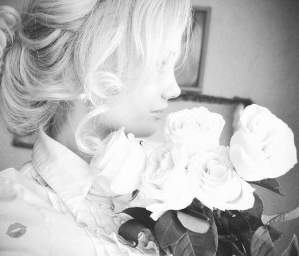 красивые блондинки с цветами