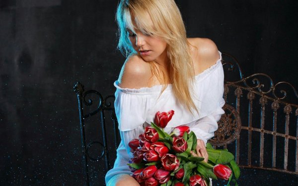 блондинка с тюльпанами