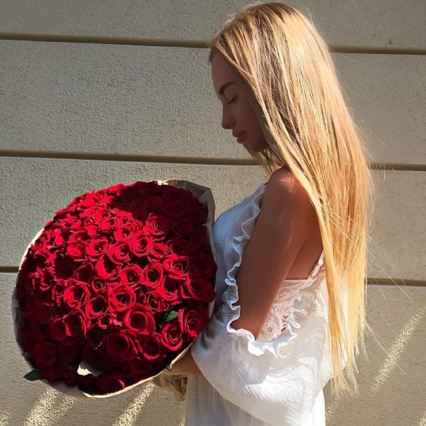 блондинка с розами