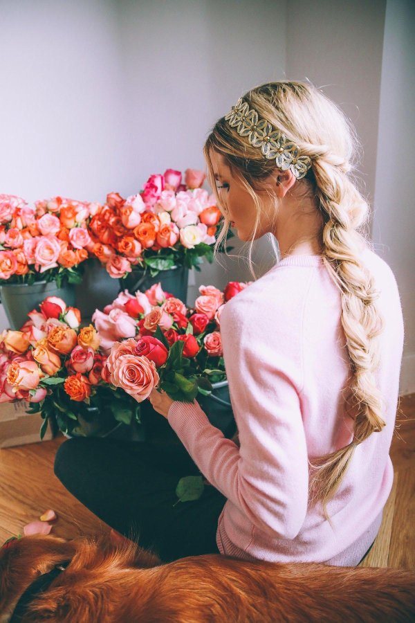 девушка с цветами