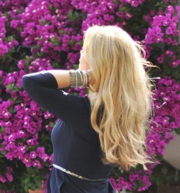 девушка со светлыми волосами