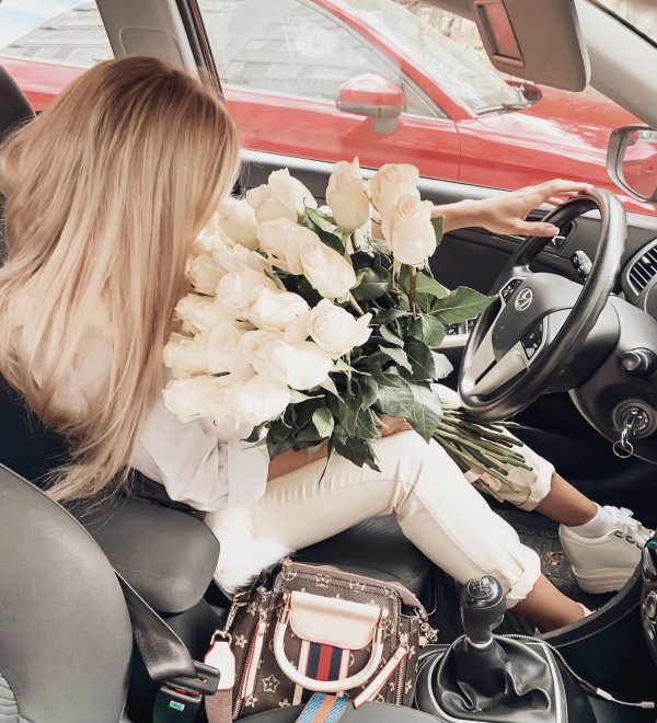 блондинка с букетом