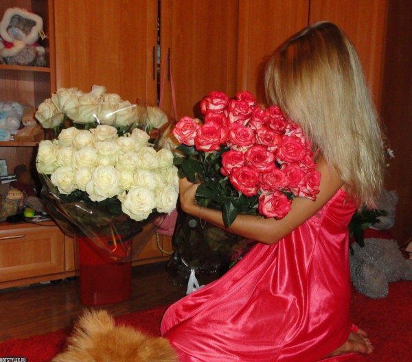 блондинка с букетом