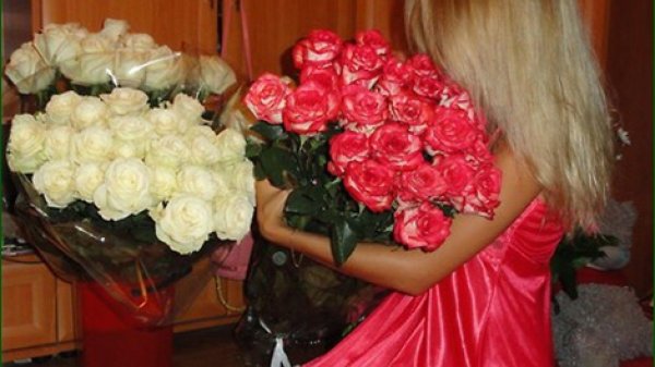 блондинка с букетом без лица