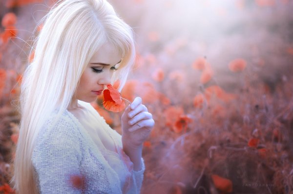 задумчивая блондинка