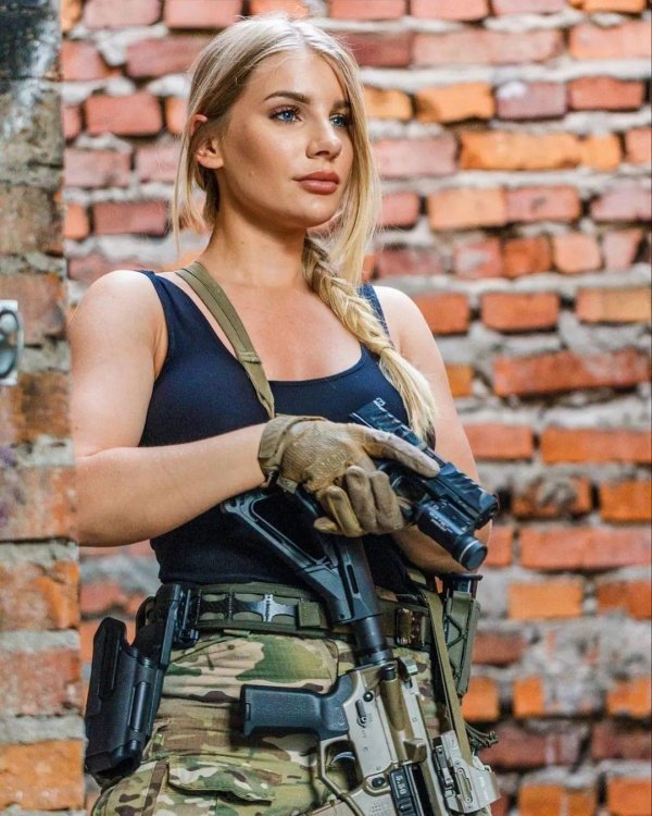 Девушка с пистолетом