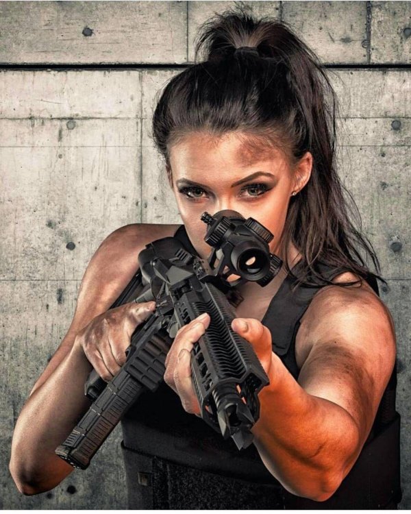 Девушка с пистолетом