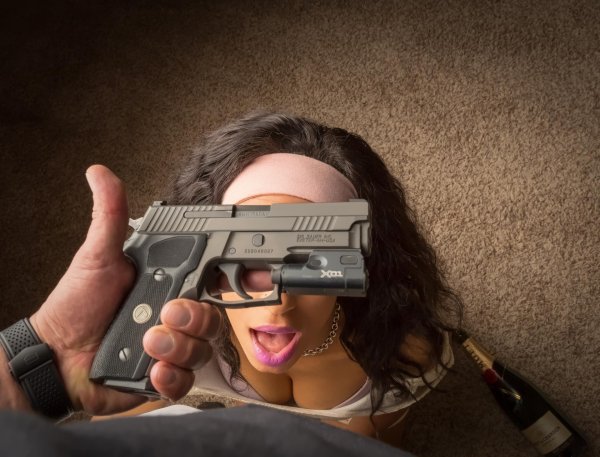 Девушка с пистолетом