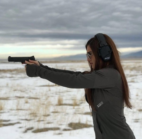 Девушка с пистолетом