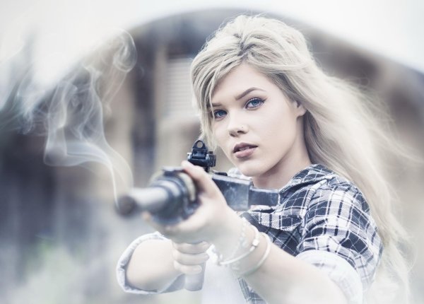 Девушка с пистолетом