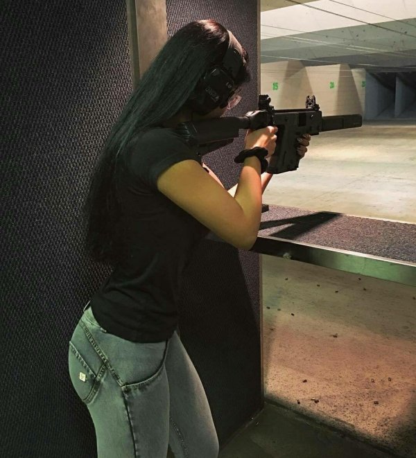 Девушка с пистолетом