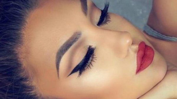 Девушка подмигивает глазом