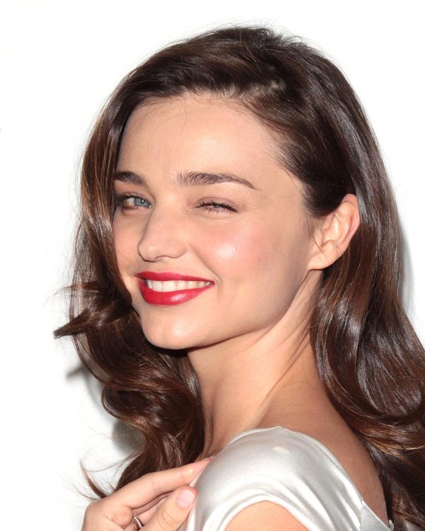 Девушка подмигивает глазом