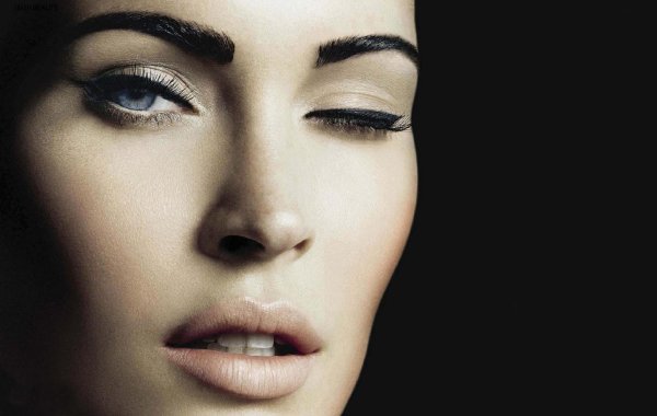 Девушка подмигивает глазом