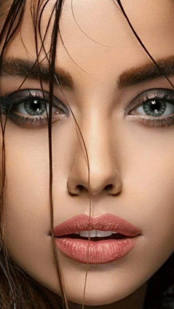 Девушка подмигивает глазом