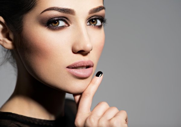 Девушка подмигивает глазом