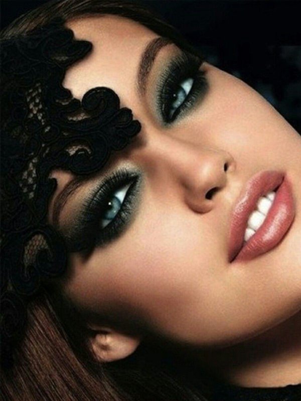 Девушка подмигивает глазом