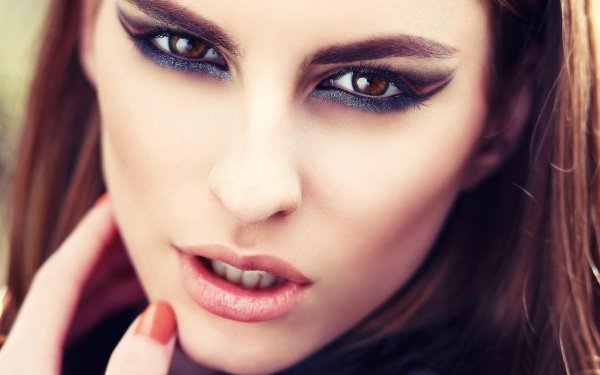 Девушка подмигивает глазом