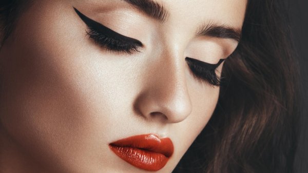 Девушка подмигивает глазом