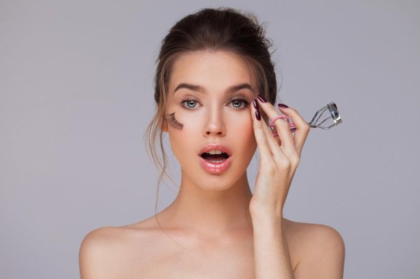 Девушка подмигивает глазом