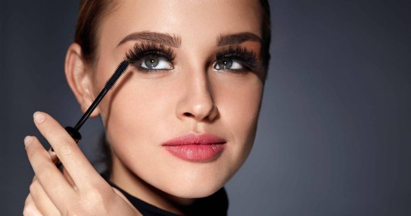 Девушка подмигивает глазом