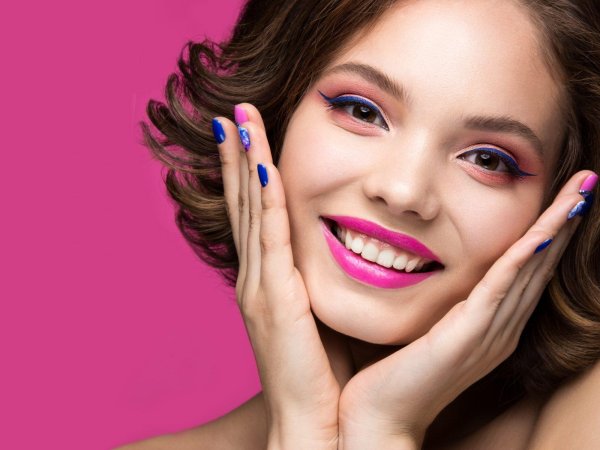 Девушка подмигивает глазом