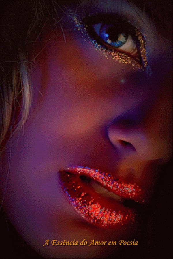 Девушка подмигивает глазом