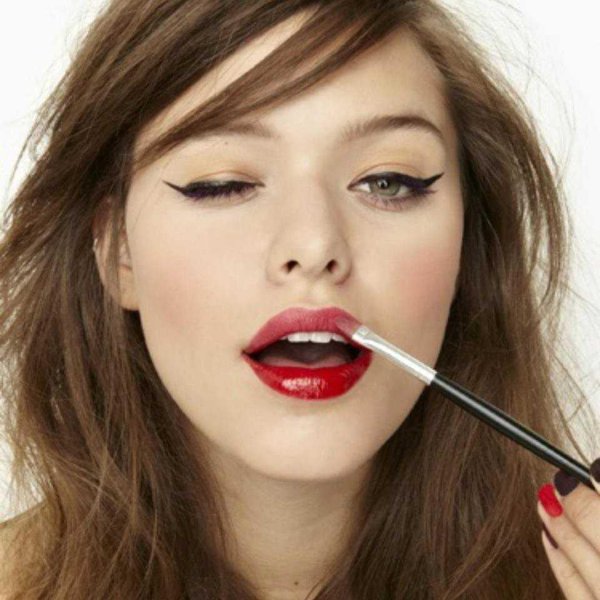 Девушка подмигивает глазом