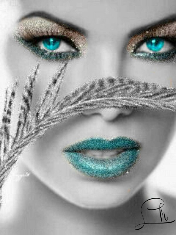 Девушка подмигивает глазом