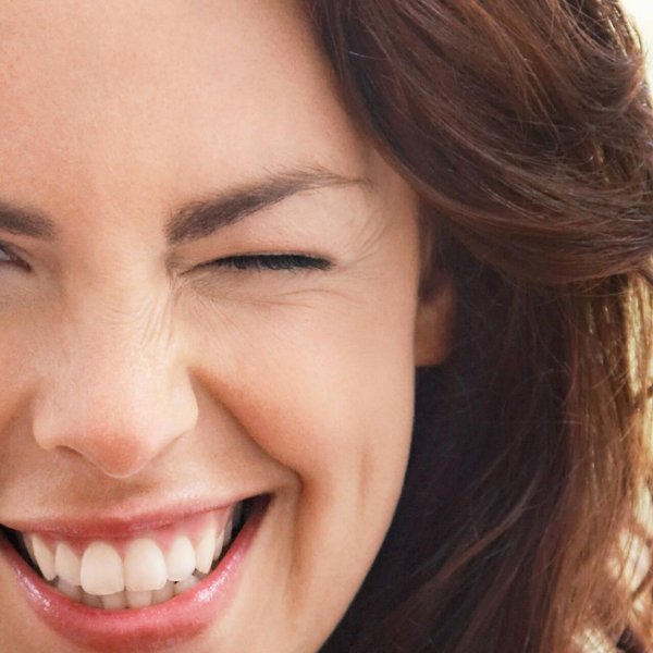 Девушка подмигивает глазом