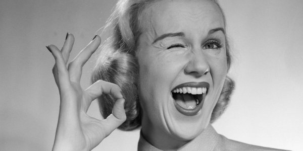 Девушка подмигивает глазом