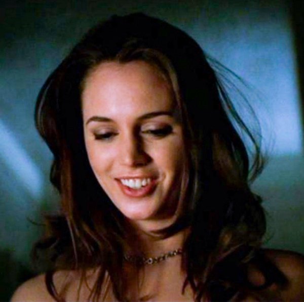 Девушка подмигивает глазом