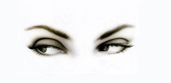 Девушка подмигивает глазом