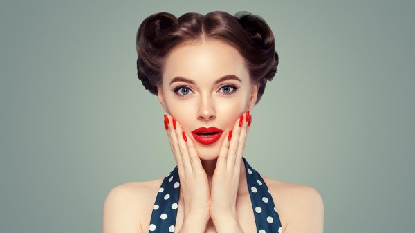 Девушка подмигивает глазом