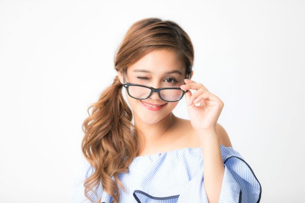 Девушка подмигивает глазом