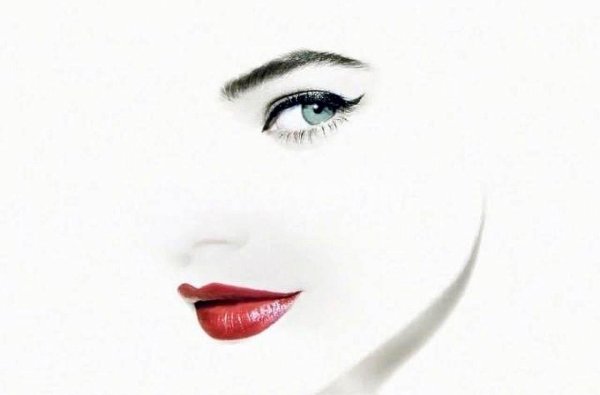 Девушка подмигивает глазом