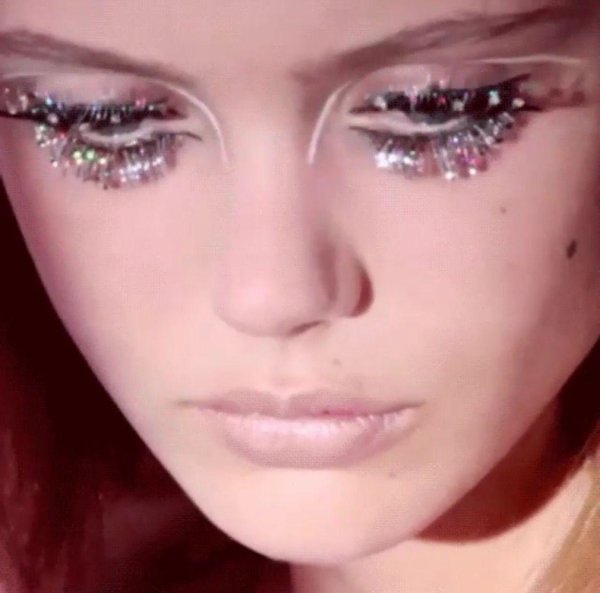 Девушка подмигивает глазом