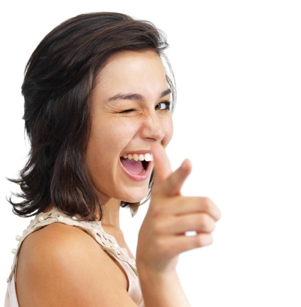 Девушка подмигивает глазом