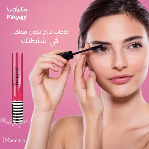 Девушка подмигивает глазом