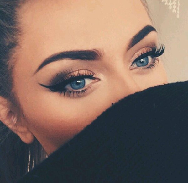 Девушка подмигивает глазом