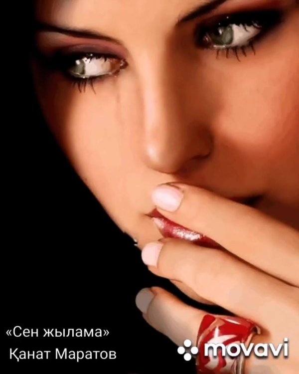 Девушка подмигивает глазом