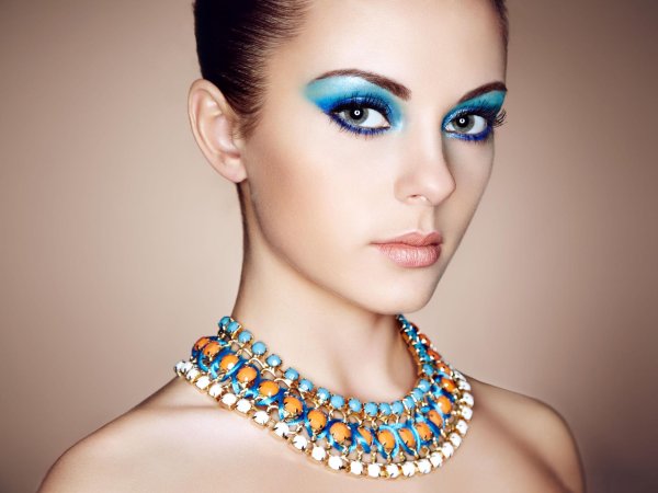 Девушка подмигивает глазом